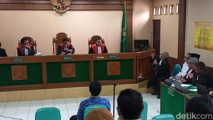 Sidang lanjutan kasus penistaan agama dan ujaran kebencian dengan terdakwa Bambang Tri dan Gus Nur di PN Solo, Selasa (17/1/2023).