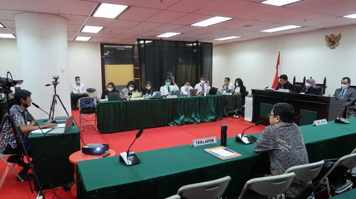 Sidang pemeriksaan saksi perkara minyak goreng nasional di Kanwil IV KPPU di Surabaya.