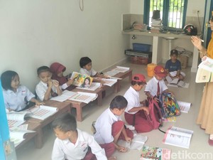 Siswa SDN 045 Polman Kini Belajar di Ruangan Darurat Usai Kelasnya Kebakaran