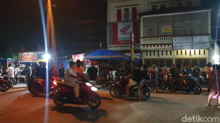 Situasi di warung ayam bakar milik korban pembacokan di Medan Denai didatangi warga yang heboh karena kasus itu