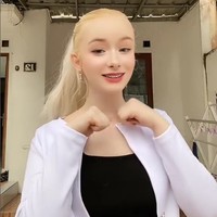 Dalam kesehariannya, Daria mengaku kerap berbicara dengan bahasa Indonesia, Sunda dan Jerman. Kini tinggal di Bandung, ia pun hobi makan seblak. Foto: Dok. Instagram @bulebarbie_official.