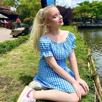 Daria menjelaskan sudah sekitar satu tahun berada di Indonesia. Dia mengungkapkan alasan ingin tinggal di Indonesia karena mau mendapatkan pasangan. Aku mencari pasangan. Carinya harus dengan hati dan perasaan. Aku suka orang Jawa, Bali dan Sunda. Saya suka budaya Indonesia, ucap Daria. Foto: Dok. Instagram @bulebarbie_official.