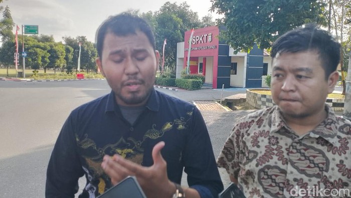 Suherman kuasa hukum guru sekolah SI korban perundungan memberikan keterangan. (Alamudin Hamapu/detikSumut)