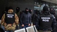 Jaksa Italia menyebut Messina Denaro sebagai bos mafia Cosa Nostra di Sisilia. Dia telah dijatuhi hukuman penjara seumur hidup, secara in absentia, atas perannya dalam pembunuhan dua jaksa antimafia, yang bernama Giovanni Falcone dan Paolo Borsellino, tahun 1992 silam. Igor Petyx/Handout via REUTERS.