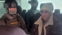 Tangkapan layar yang diambil dari sebuah video memperlihatkan Matteo Messina Denaro, bos mafia paling dicari di Italia setelah ditangkap di Palermo, Italia, Senin (16/1/2023). Carabinieri/Handout via REUTERS.