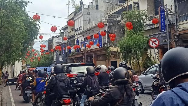 Tampilan 1.200 lampion yang dipajang di kawasan Jalan Gajah Mada, Denpasar, Bali pada Selasa (17/1/2023). (Ni Made Lastri Karsiani Putri-detikBali)