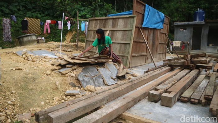 Kondisi rumah retak akibat tanah gerak di Desa Beketel Kecamatan Kayen, Pati, Selasa (17/1/2023).