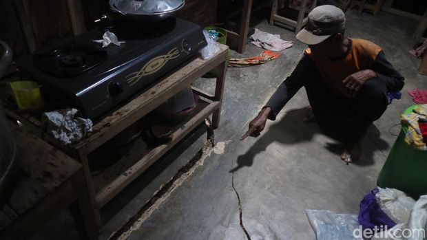 Kondisi rumah retak akibat tanah gerak di Desa Beketel Kecamatan Kayen, Pati, Selasa (17/1/2023).