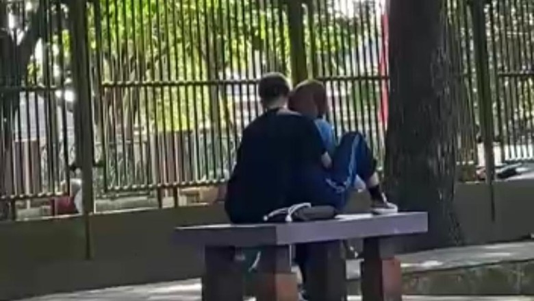 Tangkapan layar video remaja pacaran di Taman Dadaha, Tasikmalaya. Tangkapan layar video remaja pacaran di Taman Dadaha, Tasikmalaya.
