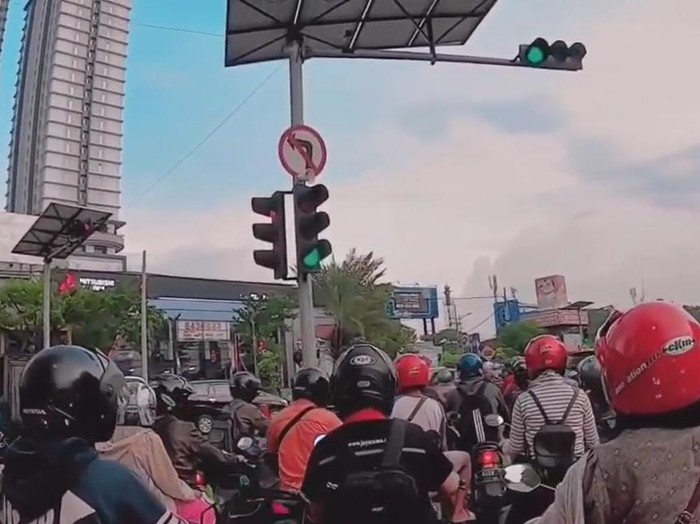 Tangkapan layar video viral dari @aslisuroboyo tentang lampu lalin tercepat di Surabaya