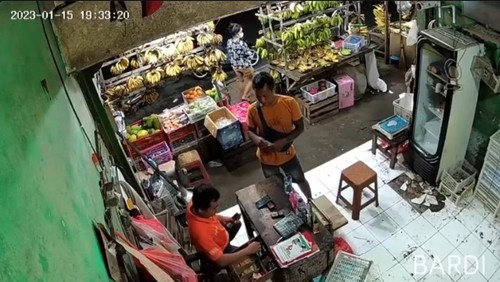 Tangkapan layar video viral pelaku pemalakan dengan modus sumbangan ogoh-ogoh saat beraksi di Pasar Ketapian, Denpasar. (IST)