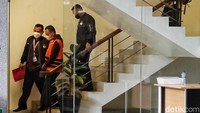Pantauan detikcom, di gedung KPK, Jalan Kuningan Persada, Selasa (17/1) pukul 16.20, Dodi tampak turun dari ruang pemeriksaan penyidik yang berada di lantai 2. Dia telah mengenakan rompi tahanan KPK berwarna oranye.