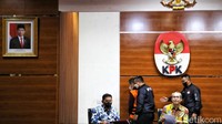 Meski belum diumumkan KPK, Direktur PT Loco Montrado Siman Bahar telah mengajukan gugatan praperadilan terhadap status tersangka dalam kasus ini. Gugatannya pun dikabulkan hakim hingga status tersangkanya gugur.