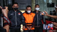 Tersangka tersebut adalah Dodi Martimbang (DM) selaku General Manager Unit Pengolahan PT Antam.