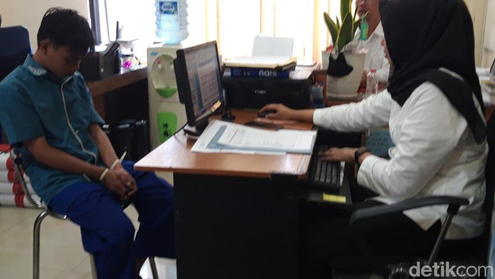 Tersangka penganiaya gadis ABG di belakang Balai Desa Sambon, Banyudono, Boyolali, ditangkap polisi. Foto diunggah Selasa (17/1/2023).