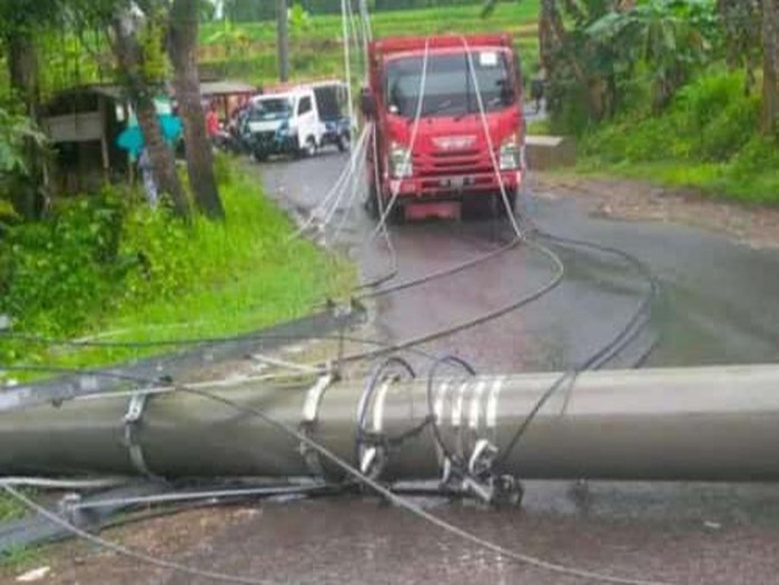 Tiang listrik ambruk di Kecamatan Sidoharjo Wonogiri. (Dok.Camat Sidoharjo)