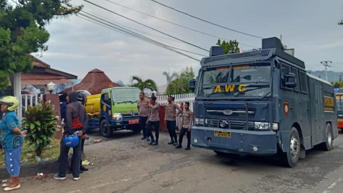 Tim Labfor Polda Papua mengambil sampel abu arang dari lokasi kebakaran di rumah dinas Kapolda Papua Irjen Mathius D Fakhiri.