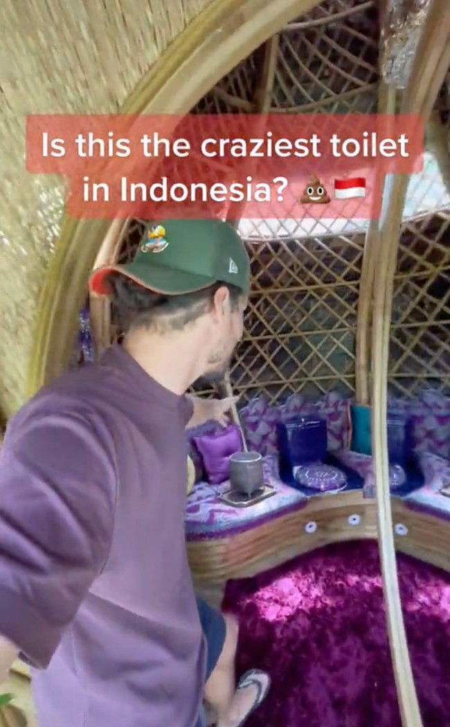 Cermin berbentuk bulat yang cukup besar itu merupakan pintu masuk toilet. Seperti yang terlihat dalam video, pintu masuk toilet itu memiliki cermin di bagian kedua sisinya. Foto: TikTok/@traveltomtom