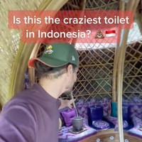 Cermin berbentuk bulat yang cukup besar itu merupakan pintu masuk toilet. Seperti yang terlihat dalam video, pintu masuk toilet itu memiliki cermin di bagian kedua sisinya. Foto: TikTok/@traveltomtom