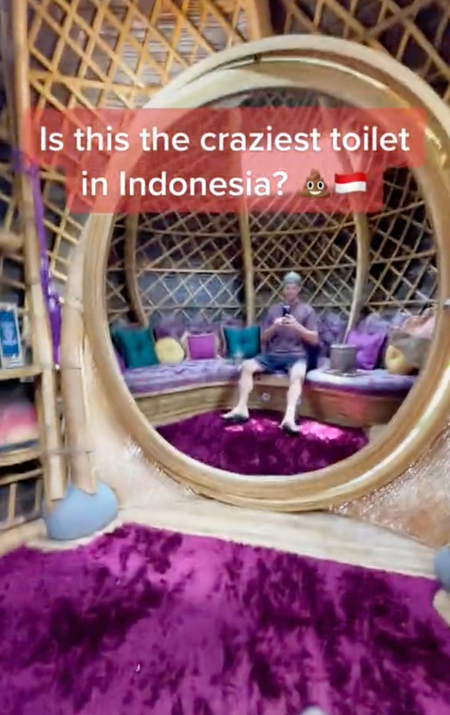 Punya desain yang unik dan bikin takjub, ruangan tersebut bahkan tak terlihat seperti toilet. Ada netizen yang menyebut jika desain toilet tersebut mengingatkan akan rumah Jinny Oh Jinny. Jd inget rumahnya jinny di jini oh jini, komentar salah seorang netizen. Foto: TikTok/@traveltomtom
