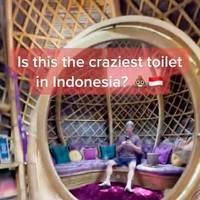 Punya desain yang unik dan bikin takjub, ruangan tersebut bahkan tak terlihat seperti toilet. Ada netizen yang menyebut jika desain toilet tersebut mengingatkan akan rumah Jinny Oh Jinny. Jd inget rumahnya jinny di jini oh jini, komentar salah seorang netizen. Foto: TikTok/@traveltomtom