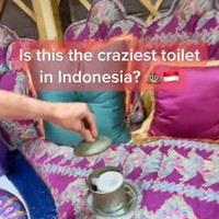 Di sebelah kloset juga dilengkapi dengan tisu toilet. Is this the craziest toilet in Indonesia? tulis keterangan dalam video yang artinya, Inikah toilet tergila di Indonesia? Foto: TikTok/@traveltomtom
