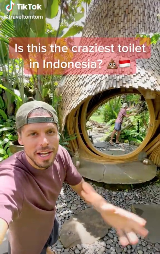 Dilihat dari luar, toilet tersebut tampak seperti sebuah gubuk bambu dengan cermin cukup besar yang berbentuk bulat. Video toilet unik yang berlokasi di Bali itu diunggah oleh akun TikTok @traveltomtom yang merupakan seorang travel blogger. Foto: TikTok/@traveltomtom