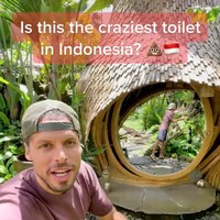 Dilihat dari luar, toilet tersebut tampak seperti sebuah gubuk bambu dengan cermin cukup besar yang berbentuk bulat. Video toilet unik yang berlokasi di Bali itu diunggah oleh akun TikTok @traveltomtom yang merupakan seorang travel blogger. Foto: TikTok/@traveltomtom