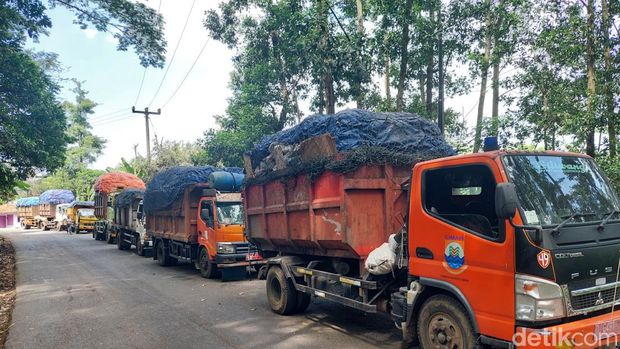 Antrean Truk Pembuangan Sampah di Akses Menuju TPA Sarimukti