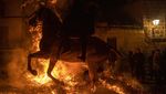 Tradisi Menyucikan Kuda Lewat Kobaran Api di Spanyol