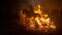 Las Luminarias adalah perayaan malam tradisional yang berlangsung di San Bartolome de Pinares setiap 16 Januari, menjelang Hari Santo Antonius, santo pelindung hewan di Spanyol. (Blazquez Dominguez/Getty Images)  