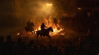 Orang-orang yang bersuka ria menunggangi kuda mereka melalui jalan-jalan berbatu yang sempit. (Blazquez Dominguez/Getty Images)  