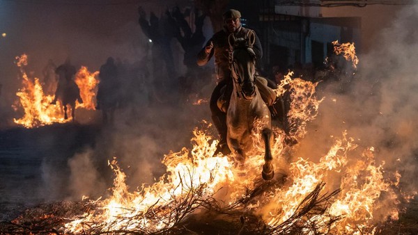 Tradisi ini berasal dari ribuan tahun lalu. Agar hewan tidak sakit, para pendeta tua akan memberkati mereka dengan api sehingga mereka akan melompat dan disucikan. (Marcos del Mazo/Getty Images)   
