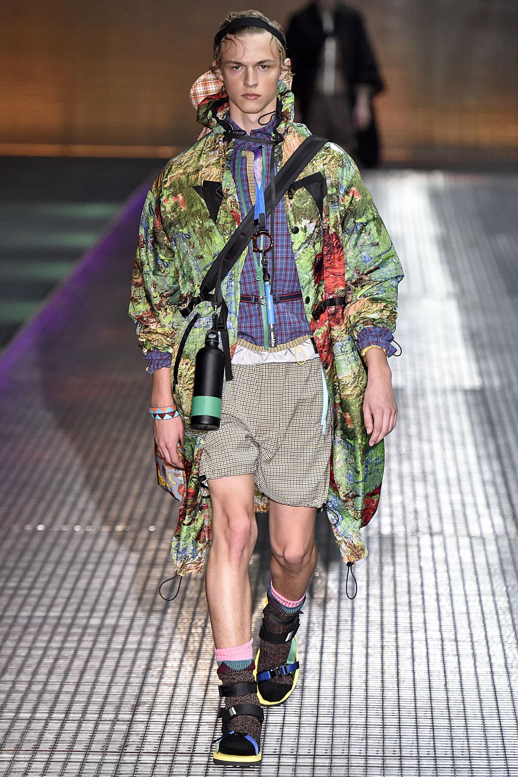 Tren Fashion Gorpcore MILAN, ITALY - JUNE 19: A model walks the runway at the Prada show during Milan Men's Fashion Week Spring/Summer 2017 on June 19, 2016 in Milan, Italy. (Photo by Victor VIRGILE/Gamma-Rapho via Getty Images)