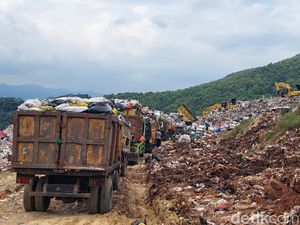 Kisah Sopir Truk Sampah di TPA Sarimukti: Jatuh Sakit-Dimarahi Warga