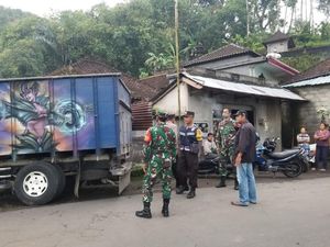 Truk Galian Seruduk Rumah di Karangasem gegara Sopir Ngantuk