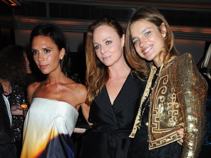 LONDON, ENGLAND - SEPTEMBER 21:  (EMBARGOED FOR PUBLICATION IN UK TABLOID NEWSPAPERS UNTIL 48 HOURS AFTER CREATE DATE AND TIME)  Victoria Beckham, Stella McCartney and Natalia Vodianova attend the private dinner hosted by editor of British Vogue, Alexandra Shulman in association with Net-A-Porter.com in honour of 25 years of London Fashion Week and Nick Knight, at Caprice on September 21, 2009 in London, England.  (Photo by Dave M. Benett/Getty Images)