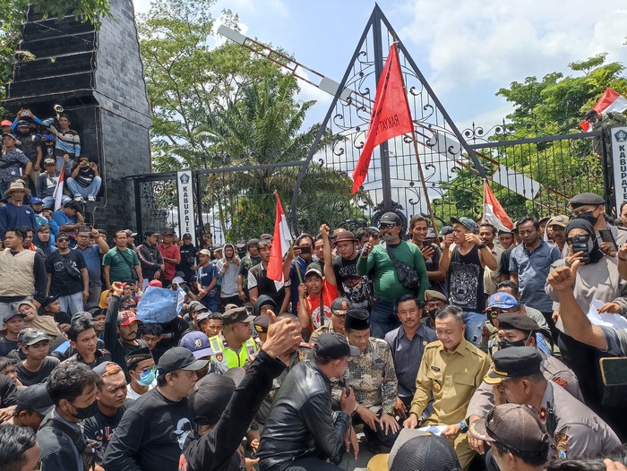 Wakil Bupati Blitar Rahmat Santoso menemui massa aksi