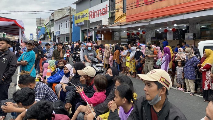 Warga Kota Depok, Jawa Barat, antusias menyaksikan acara peresmian Underpass