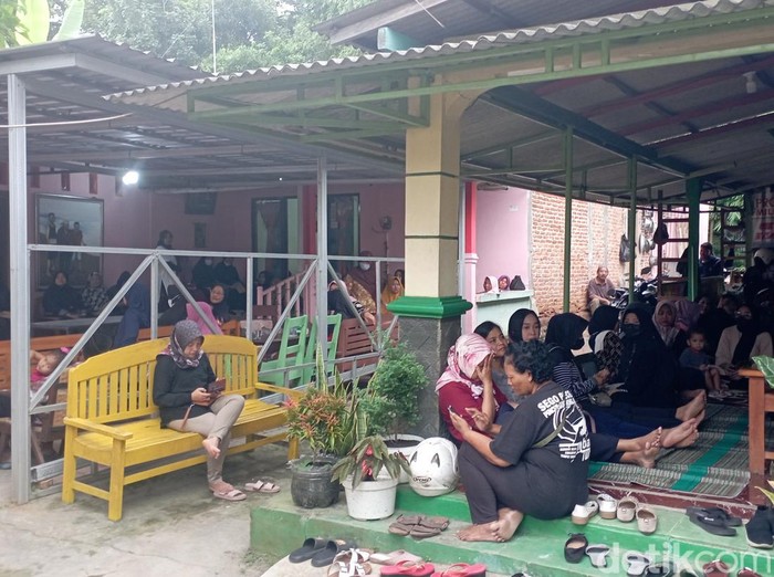 Warga melayat ke rumah wanita korban pembunuhan di hotel Blora, Selasa (17/1/2023).