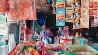 Warung milik Halimah (60) itu menjajakan kopi, gorengan, dan jajanan lainnya bagi para pemulung dan pekerja TPA Sarimukti (Foto: Whisnu Pradana/detikJabar).