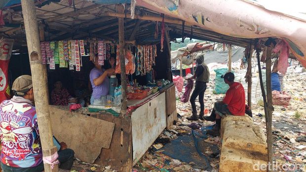 Warung di tengah TPA Sarimukti