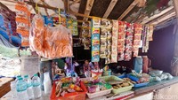 Tak hanya warung milik Halimah, ada warung lain dengan barang dagangan serupa di sekitar lokasi tersebut (Foto: Whisnu Pradana/detikJabar).