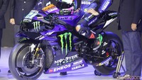 Yamaha YZR-M1 masih menggendong mesin 1.000 cc liquid cooled in-line four-cylinder with cross-plane crankshaft. Mesin YZR-M1 itu bisa menghasilkan tenaga puncak hingga lebih dari 240 dk. Dibanding kompetitornya cuma Yamaha yang menggunakan mesin in-line four! 