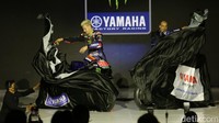 Fabio Quartararo dan Franco Morbidelli membuka pembungkus motornya saat peluncuran tim Yamaha Monster Energy di St Regis Hotel, Kuningan, Jakarta Selatan, Selasa (17/1/2023).  