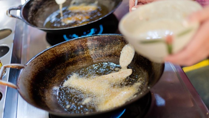 Cooking deep fried sliced banana thai style
