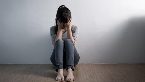 The depression woman sit on the floor