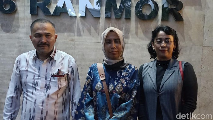 Advokat Ike Farida didampingi kuasa hukumnya, Kamaruddin Simanjuntak mendatangi Polda Metro Jaya.