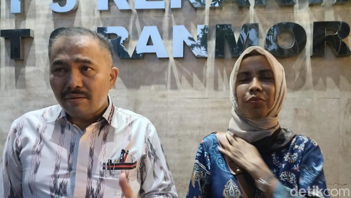 Advokat Ike Farida didampingi kuasa hukumnya, Kamaruddin Simanjuntak mendatangi Polda Metro Jaya.