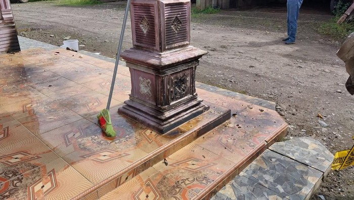 Akibat peristiwa itu, lantai dan tiang rumah korban terdapat bekas terbakar. Kaca spion truk milik korban juga pecah. Akibat peristiwa itu, lantai dan tiang rumah korban terdapat bekas terbakar. Kaca spion truk milik korban juga pecah.
